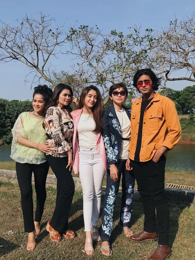 Jadi Guru di Sinetron, Ini 6 Potret Natalie Zenn Bareng Pemain Dari Jendela SMP