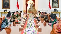 Presiden Joko Widodo atau Jokowi menerima kunjungan Pengurus Besar Himpunan Mahasiswa Islam (PB HMI) di Istana Merdeka, Jakarta, Rabu (8/11/2023). (Foto: Biro Pers Sekretariat Presiden)