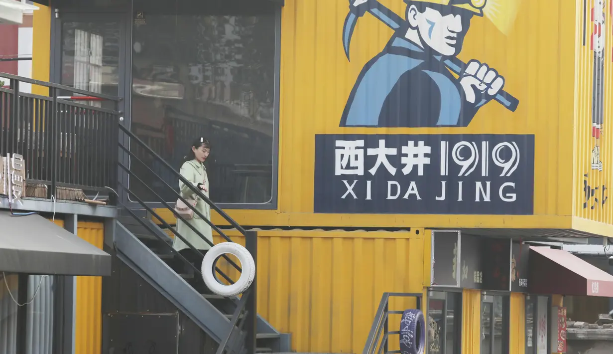 Seorang wisatawan berkunjung ke jalan komersial "Xi Da Jing 1919", nama yang berkaitan erat dengan Tambang Wangfeng dan tahun tambang itu mulai beroperasi, di Distrik Zhongzhan, Kota Jiaozuo, Provinsi Henan, China tengah (29/11/2020). (Xinhua/Feng Xiaomin)