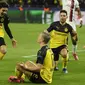 Penyerang Borussia Dortmund, Erling Braut Haaland (tengah) berselebrasi usai mencetak gol ke gawang PSG pada pertandingan leg pertama babak 16 Liga Champions di Dortmund, Jerman (18/2/2020). Erling Haaland mencetak dua gol dan mengantar Dortmund menang 1-0 atas PSG. (AFP/Ina Fassbender)