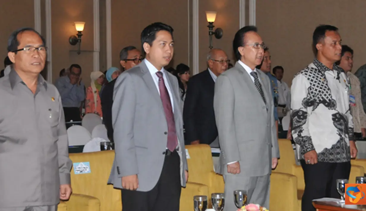 Citizen6, Jakarta: MKP Sharif C Sutardjo menyanyikan lagu Indonesia Raya pada Seminar Peran Transportasi Laut di Negara Kepulauan. (Pengirim: Efrimal Bahri)