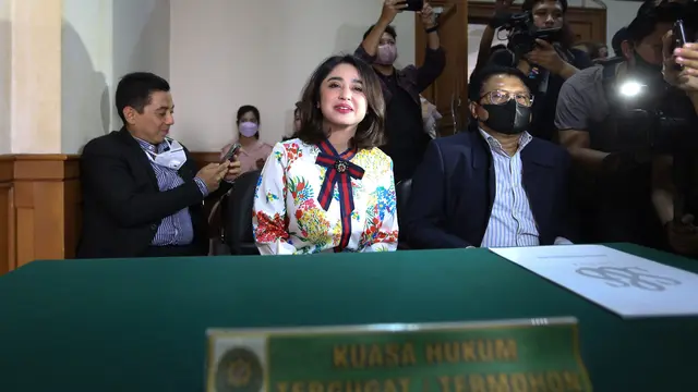 6 Potret Dewi Perssik Hadir di Sidang Cerai dengan Angga Wijaya, Mengaku Tak Gugup