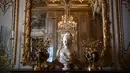 Bagian tempat tinggal Marie-Antoinette meliputi kamar kerja, perpustakaan, dan ruang biliar. Dia memiliki akses tempat perlindungan melalui pintu rahasia yang tersembunyi di kamar tidur resminya. (Christophe ARCHAMBAULT / AFP)