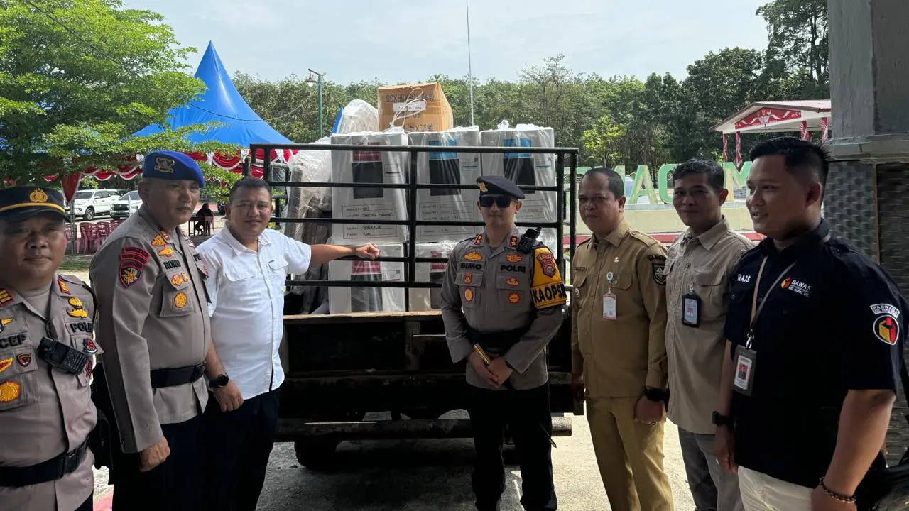 Distribusi logistik Pilkada ke Rupat yang merupakan pulau terluar di Indonesia.