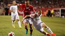 Pemain AC Milan, Luca Antonelli (kanan), berduel dengan pemain Bayern Munchen, Rafinha, dalam International Champions Cup 2016 di Soldier Field, Chicago, Kamis (28/7/2016) pagi WIB. (AFP/Tasos Katopodis)