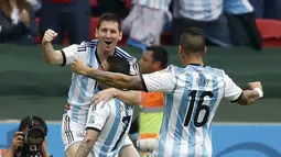Dua gol berhasil dilesakkan Lionel Messi (Argentina - kiri) ke gawang timnas Nigeria saat berlaga di laga penutup penyisihan Piala Dunia 2014 Grup F di Stadion Beira Rio, Porto Alegre, Brasil, (25/6/2014). (REUTERS/Edgard Garrido)