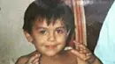 Dybala kecil terlihat menggemaskan dengan gaya rambutnya berponi. Pemain berjuluk La Joya ini lahir di Laguna Larga, Argentina pada 15 November 1993. Dybala kecll sudah menunjukkan minat dan bakat di dunia sepak bola dengan berprestasi sedari masih anak-anak. (Liputan6.com/IG/paulodybala)