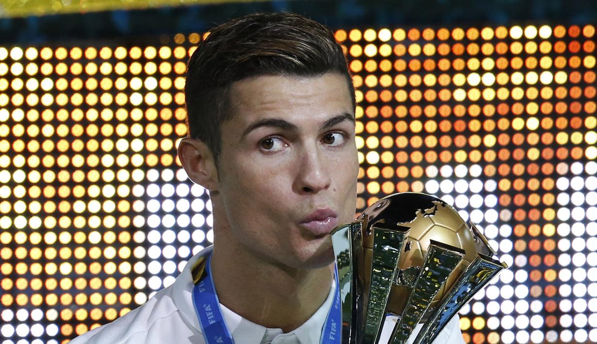 Cristiano Ronaldo berfoto bersama Trofi juara Dunia Antarklub usai mengalahkan Kashima Antlers di International Stadium Yokohama, Jepang, (18/12/2016).  (Reuters/Kim Kyung-Hoon)