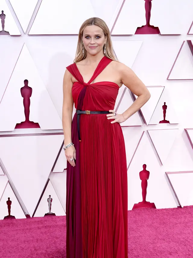 Reese Witherspoon mengenakan Dior di Oscar 2021