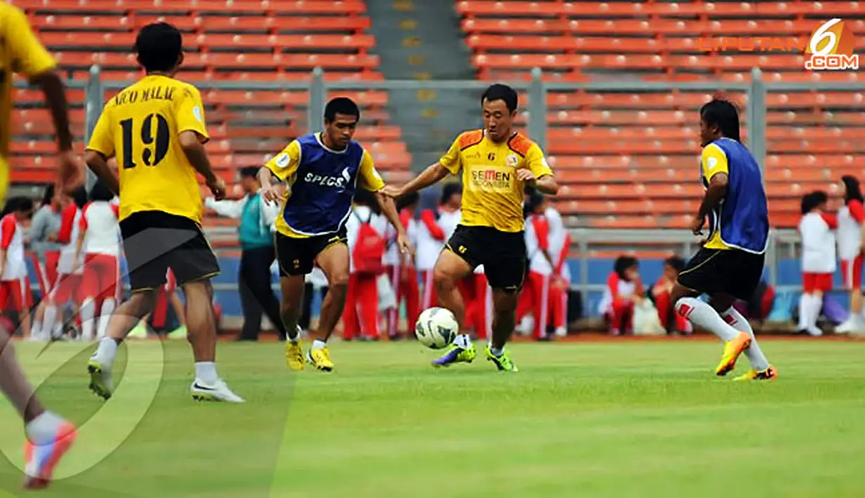 Pemain asing Semen Padang asal Korea Selatan Yoo Hyun Goo (kedua dari kanan) juga ikut disiapkan untuk menggedor lini pertahanan Persija Jakarta (Liputan6.com/Helmi Fithriansyah)