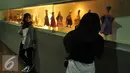 <p>Pengunjung berpose di dekat koleksi Museum Wayang, Jakarta, Jumat (8/7). Setidaknya terdapat 4.000 koleksi wayang dari dalam maupun luar negeri tersimpan di museum tersebut. (Liputan6.com/Gempur M Surya)</p>