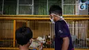 Anak-anak memberi makan hewan di ruang edukasi anak di halaman Kantor Kelurahan Karet, Jakarta Selatan, Selasa (30/3/2021). Adanya spot foto bertema go green dan kolam terapi ikan menambah daya tarik ruang edukasi anak tersebut. (Liputan6.com/Johan Tallo)