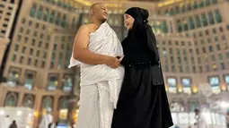 Penampilannya saat umrah dengan kepala plontos itu pun mencuri perhatian warganet. Banyak yang mengaku pangling, karena ia begitu khas dengan rambut kribonya. Bukan semata karena ingin, Babe mencukur habis rambutnya hingga plontos tak lain adalah untuk tahapan tahallul. (Liputan6.com/IG/@fatiyw)