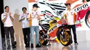 Pembalap MotoGP, Marc Marquez bersama Dani Pedrosa menghadiri peluncuran All New Honda CBR250RR Repsol Edition, di Jakarta, Jumat (3/2). Motor yang dibuat hanya 1.000 unit ini dijual dengan harga Rp 72 juta on the road Jakarta (Liputan6.com/Faizal Fanani)