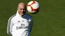 Pelatih Real Madrid Zinedine Zidane melihat para pemain berlatih di fasilitas pelatihan Valdebebas di Madrid (15/3). Zidane kembali melatih Real Madrid menggantikan Santiago Solari. (AFP Photo/Gabriel Bouys)