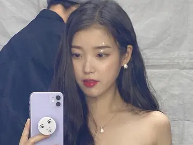 Melalui akun Instagram, wanita dengan nama lengkap Lee Ji Eun ini terbilang aktif mengunggah berbagai kegiatannya. Bahkan, momen saat dirinya tengah melakukan makeup sebelum tampil di atas panggung atau syuting juga tak lupa diabadikan. (Liputan6.com/IG/@dlwlrma)