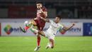 Pemain Persis Solo, Fabiano Da Rosa Beltrame (kiri) berebut bola dengan pemain PSIM Yogyakarta, Arbeta Rokyawan saat matchday ke-8 Grup C Liga 2 2021 antara Persis Solo melawan PSIM Yogyakarta di Stadion Manahan, Solo, Senin (15/11/2021). (Bola.com/Bagaskara Lazuardi)