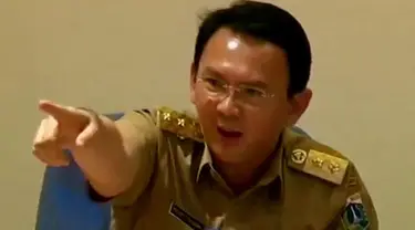 Ahok menuding, banjir yang menerjang Istana dan sejumlah wilayah Jakarta disebabkan pompa air di Waduk Pluit mati akibat tidak mendapat pasokan listrik dari PLN.