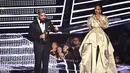 Sebelum mempersembahkan piala pada wanita yang selama ini digosipkan berkencan bersamanya sejak lama itu, pelantun lagu Hotline Bling itu menceritakan keinginannya untuk menjalin kasih bersama Riri panggilan Rihanna. (AFP/Bintang.com)