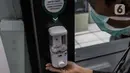 Penumpang Mass Rapid Transit (MRT) menggunakan cairan pembersih tangan saat berada di Stasiun Bundaran HI Jakarta, Selasa (3/3/2020). PT MRT Jakarta akan menerapkan pemeriksaan suhu badan penumpang sebagai upaya pencegahan penyebaran virus corona Covid-19 di Jakarta. (Liputan6.com/Faizal Fanani)