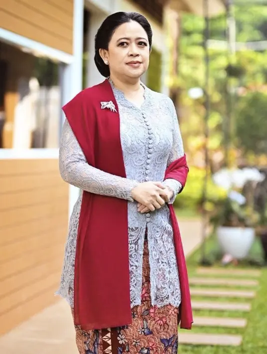 <p>Ketua DPR RI Puan Maharani mengenakan kebaya rancangan Didiet Maulana. Memiliki detail kerah V berwarna biru dengan nama Kebaya Kartini. Ia memadukannya dengan kain batik gentongan dan selendang merahnya. @didietmaulana</p>