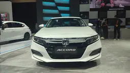 Kemewahan terlihat jelas dari bagian depannya. Sedan ini memilikitampak depan yang memadukan antara kemewahan dengan desain sporty. Hal ini dapat terlihat jelas dari bemper nya yang keren, grill elegan dan juga list chrome yang memanjang sehingga terlihat menghubungkan kedua lampu depan.