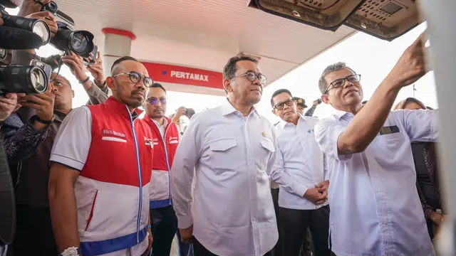 Menteri Perdagangan Budi Santoso bersama Direktur Utama Pertamina Patra Niaga Riva Siahaan melakukan peninjauan SPBU 44.555.08 Jalan Tol Kaliurang KM 10, Sardonoharjo, Ngaglik, Sleman, DIY pada Senin (25/11/2024). (Dok Pertamina)