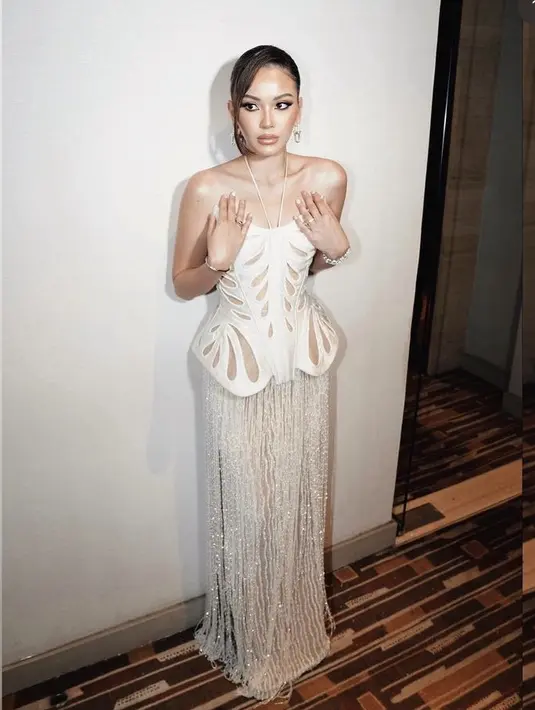 Alyssa Daguise tampil elegan dengan korset putih dan skirt panjang shining dari Hian Tjen. [Instagram/@alyssadaguise]