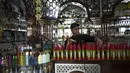Pemilik wewangian populer di Jalur Gaza yang terkepung, mengatakan mendapatkan ide untuk mendesain botol parfum berbentuk roket militan selama perang Israel-Gaza pada tahun 2021 - perang keempat sejak kelompok militan Hamas menguasai wilayah tersebut pada tahun 2007. (AP Photo/Fatima Shbair)