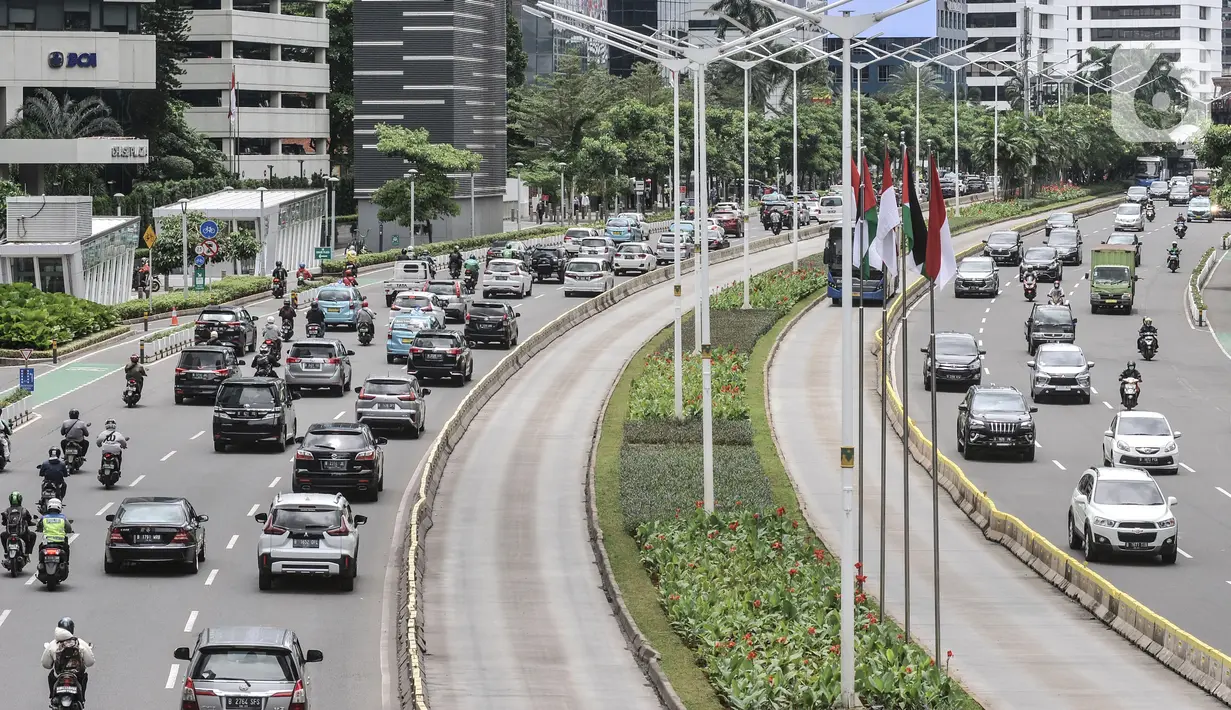 Kondisi lalu lintas di Jalan Jenderal Sudirman, Jakarta Pusat, Rabu (26/10/2022). Direktur Lalu Lintas Polda Metro Jaya Kombes Latif Usman menjelaskan, petugas hanya melakukan penilangan menggunakan teknologi electronic traffic law enforcement (ETLE). (merdeka.com/Iqbal S. Nugroho)