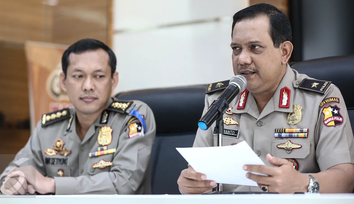 Kabagpenum Polri Brigjen Rikwanto memberi keterangan pers terkait penangkapan terduga teroris Jatiluhur di Jakarta, Senin (26/12). Tim Densus 88 menyergap 4 teroris 2 pelaku ditembak mati dan 2 pelaku ditangkap hidup-hidup. (Liputan6.com/Faizal Fanani)