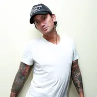 Film yang dibesut oleh Anggy Umbara itu juga menampilkan banyak perempuan cantik dan seksi sebagai pemanisnya. Itulah yang menjadi kekhawatirannya, Tora Sudiro. (Deki Prayoga/Bintang.com)