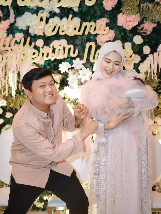 Potret Denny Caknan dan Bella Bonita gelar syukuran untuk putrinya, Cundamani. [Foto: Instagram/denny_caknan]
