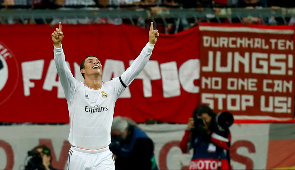 Selebrasi Cristiano Ronaldo usai memastikan Real Madrid lolos ke babak final Liga Champions, (30/4/2014). (REUTERS/Ralph Orlowski)