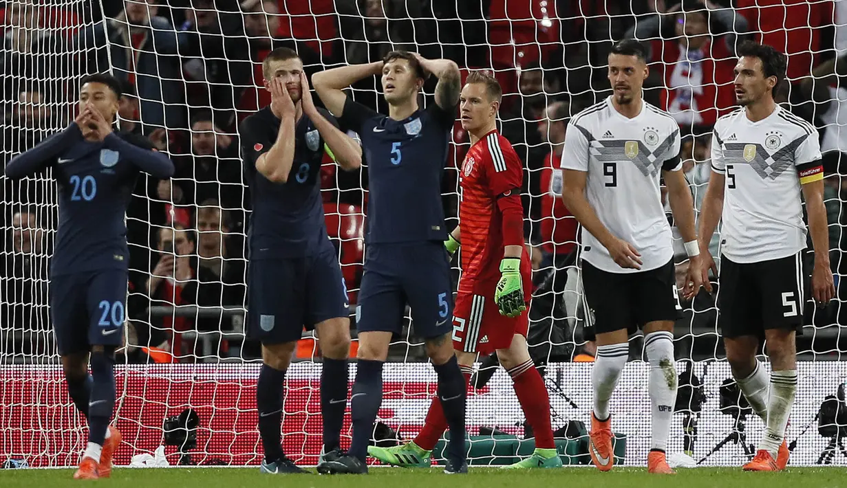 Para pemain Inggris tampak kecewa setelah ditahan imbang Jerman pada laga persahabatan di Stadion Wembley, London, Jumat (10/11/2017). Kedua negara bermain imbang 0-0. (AP/Kirsty Wigglesworth)