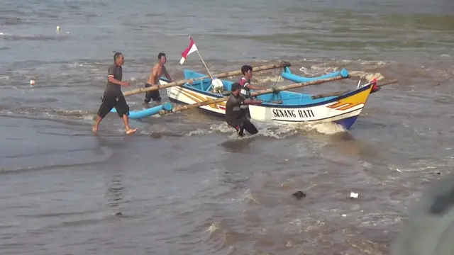 Nelayan Menyelamatkan Kapal