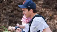Ashton Kutcher ajak anak hiking