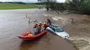 Petugas penyelamat mengevakuasi pengendara mobil yang terjebak banjir bandang di Folsom, California (22/3). (Kelly B. Huston/California Governor's Office of Emergency Services via AP)