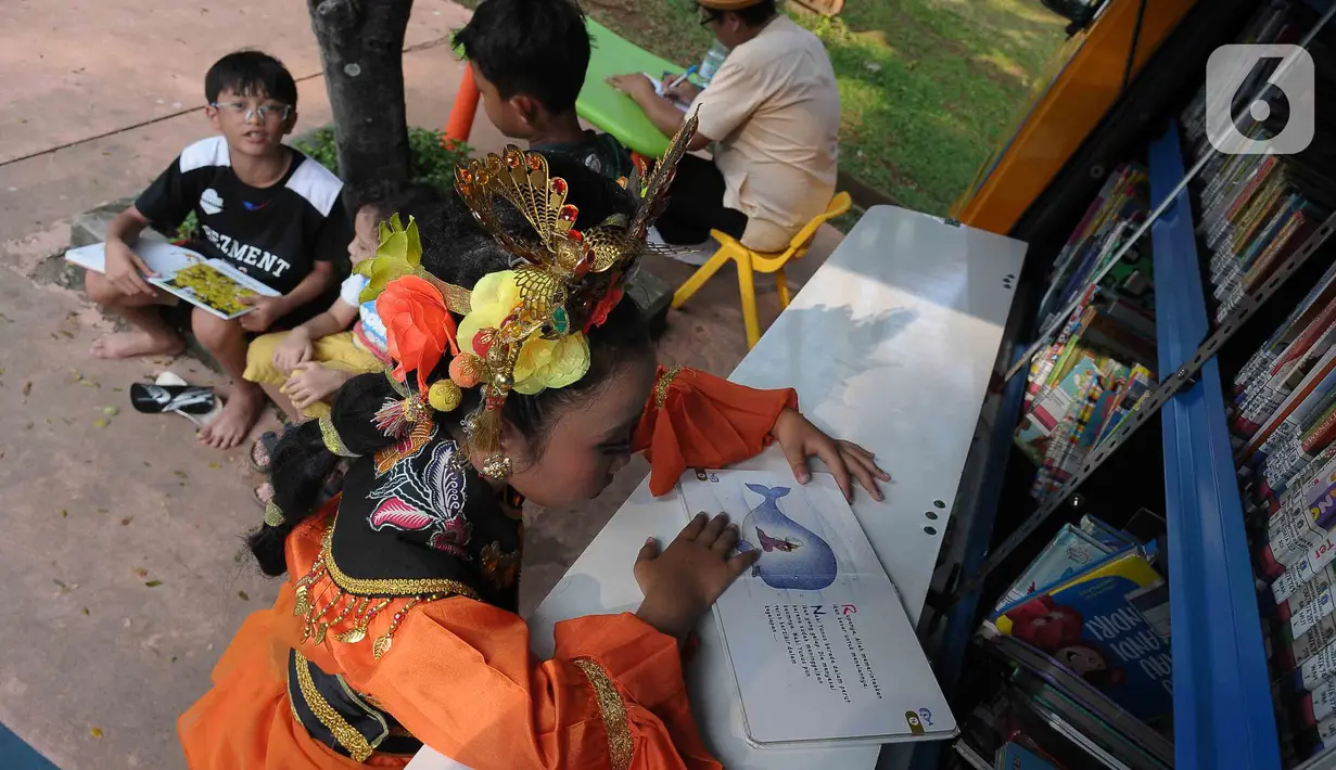Perpustakan keliling milik Pemprov DKI Jakarta untuk meningkatkan minat baca terhadap anak agar tumbuh meningkatkan wawasan dan pengetahuan. (merdeka.com/imam buhori)