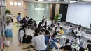 Orang-orang menghadiri kelas merangkai bunga di "Youth Channel" di Shenzhen, China (2/9/2020). Youth Channel adalah pusat komunitas yang menyediakan kuliah dan kelas budaya, seperti kursus ukulele dan keterampilan merangkai bunga bagi kaum muda sepulang bekerja. (Xinhua/Mao Siqian)