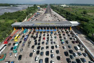 Gerbang Tol (GT) Cikampek Utama beroperasi secara penuh untuk layani kendaraan menuju arah Jakarta saat arus balik Lebaran 2025. (Jasa Marga)