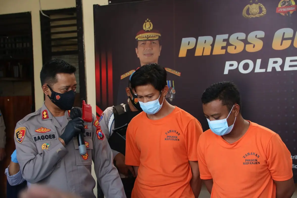Polisi menangkap dua pencuri besi rel kereta di Malang. (Dian Kurniawan/Liputan6.com)