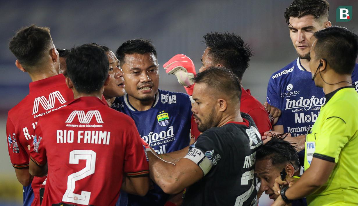 Pemain Persib Bandung, Dedi Kusnandar (tengah) bersitegang dengan kiper Persija Jakarta, Andritany Ardhiyasa dalam laga pekan ke-12 BRI Liga 1 2021/2022 di Stadion Manahan, Solo, Sabtu (20/11/2021). (Bola.com/Bagaskara Lazuardi)