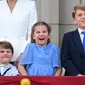 Pangeran Louis, Putri Charlotte, dan Pangeran George bereaksi ketika mereka menonton flypast khusus dari balkon Istana Buckingham setelah Parade Ulang Tahun Ratu, Trooping the Colour, sebagai bagian dari perayaan ulang tahun platinum Ratu Elizabeth II, di London pada 2 Juni 2022. (DANIEL LEAL / AFP)