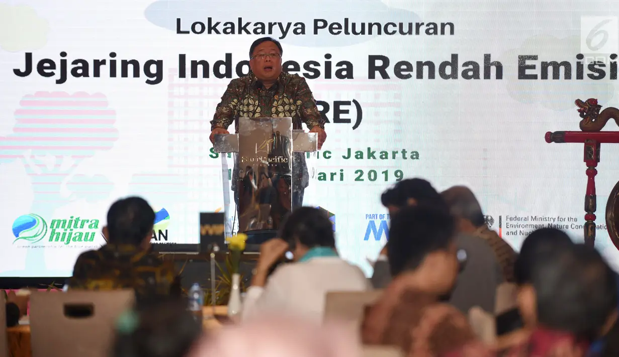 Kepala Bappenas Bambang Brodjonegoro memberi paparan dalam peluncuran Jejaring Indonesia Rendah Emisi (JIRE) di Jakarta, Selasa (19/2). Bappenas telah memasukkan program pembangunan rendah karbon dalam penyusunan RPJMN 2020-2024. (Liputan6.com/HO/Mic)