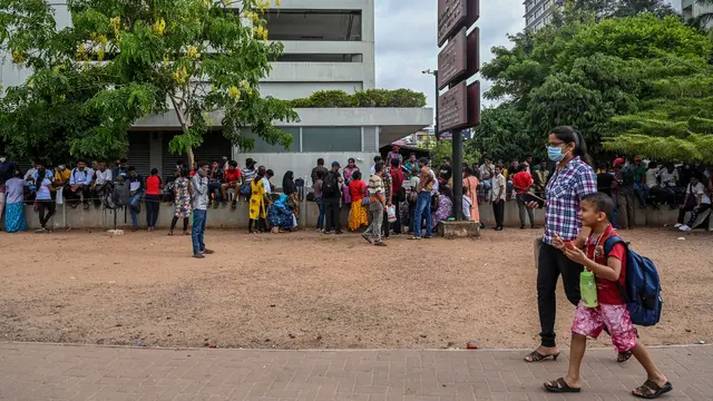 Warga Sri Lanka Antre Paspor