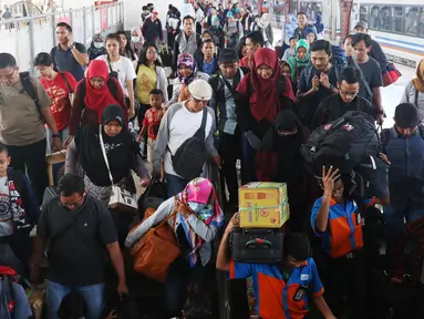 Penumpang usai turun dari kereta api jurusan Jawa Tengah tiba di Stasiun Senen, Jakarta, Rabu (28/6). Arus balik Lebaran sudah mulai terjadi di Stasiun Pasar Senen. (Liputan6.com/Angga Yuniar)