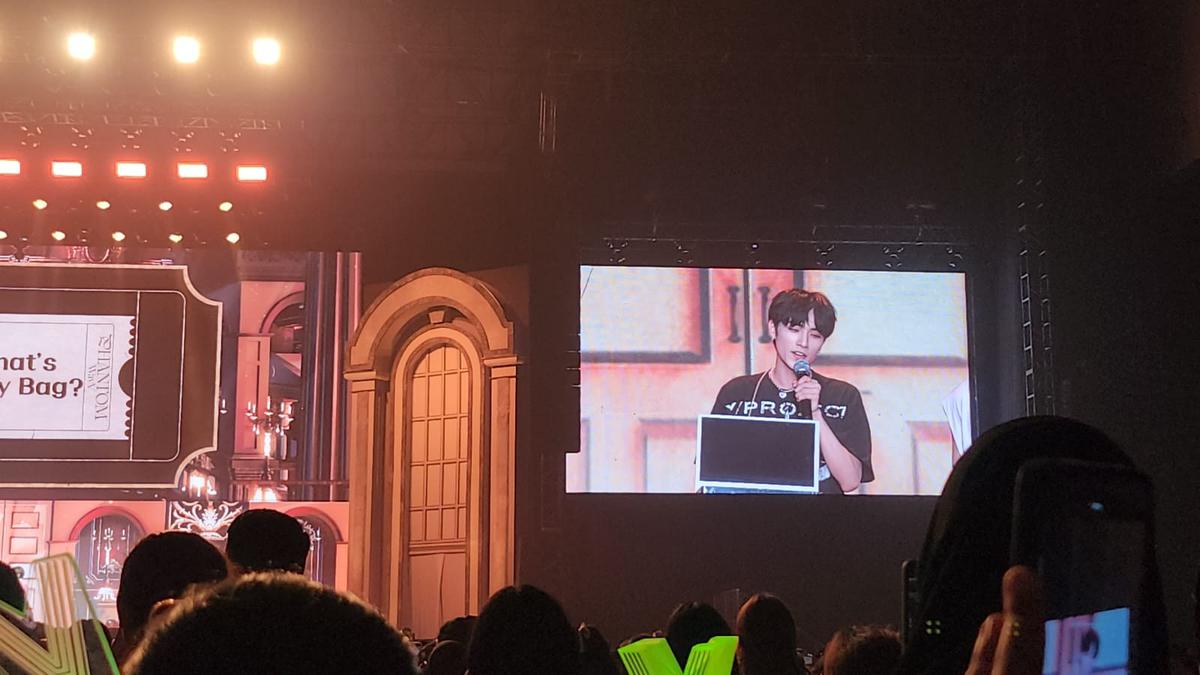 Xiaojun WayV Bongkar Isi Koper Saat Fan Meeting di Indonesia, Ada PS 5 ...