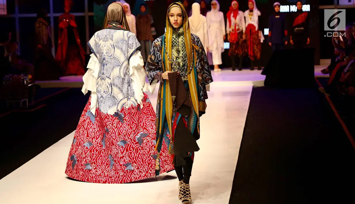 Model berjalan mengenakan busana muslim saat pembukaan Muffest 2018, Jakarta, Kamis (19/4). Selain fashion show, Muffest menyajikan pameran 200 merek fashion muslim yang berlangsung mulai 19 April hingga 22 April 2018. (Liputan6.com/Immanuel Antonius)