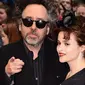 Helena Bonham Carter dan Tim Burton yang baru mengumumkan perpisahan, merayakan Natal bersama kedua anak mereka.